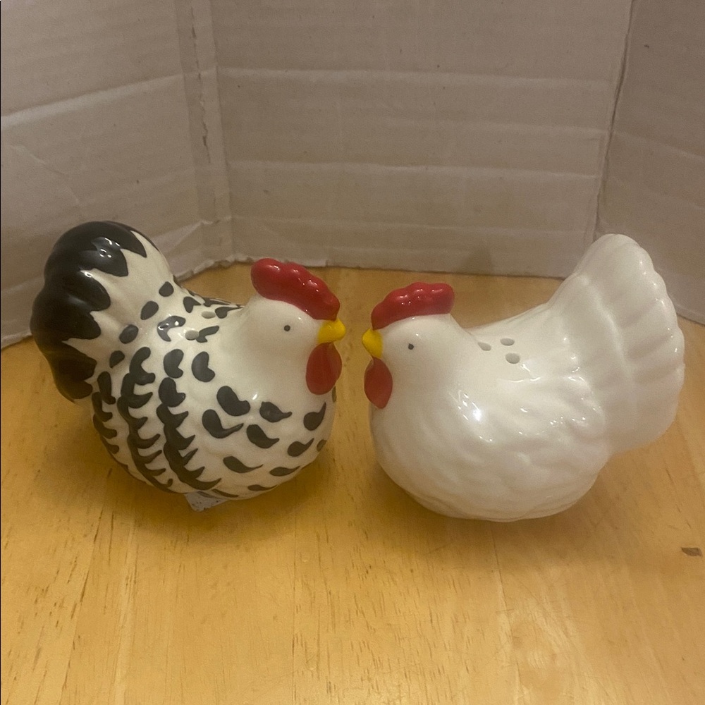 Sur la Table Ceramic Rooster salt & pepper Figurines - NWT